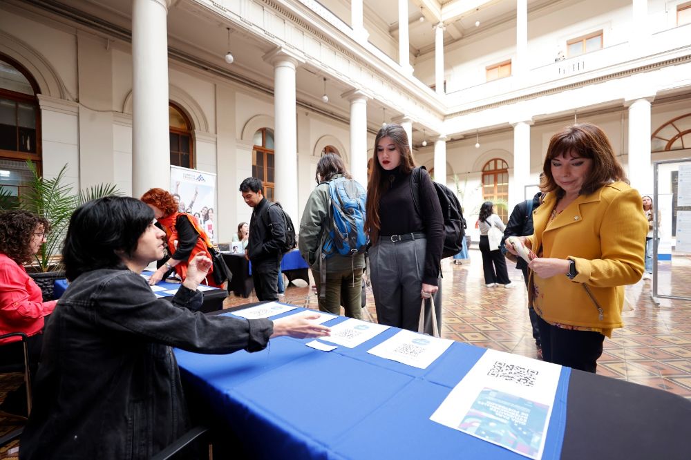 El evento contó además con una feria de servicios universitarios y espacio informativo sobre cursos y otras herramientas que ofrece el Departamento de Postgrado y Postítulo.